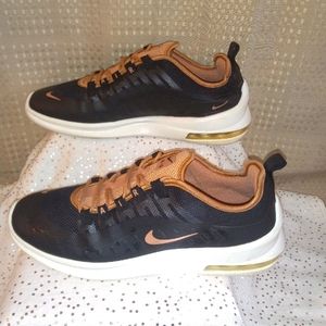 Women’s (12 but more like an 11) Nike Air Max Axis LE